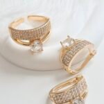 Žiedas (dydis reguliuojamas).