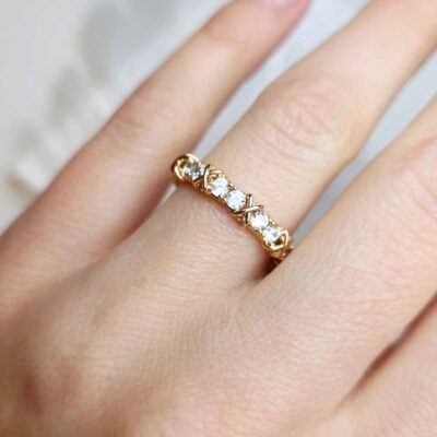 Žiedas (dydis reguliuojamas).